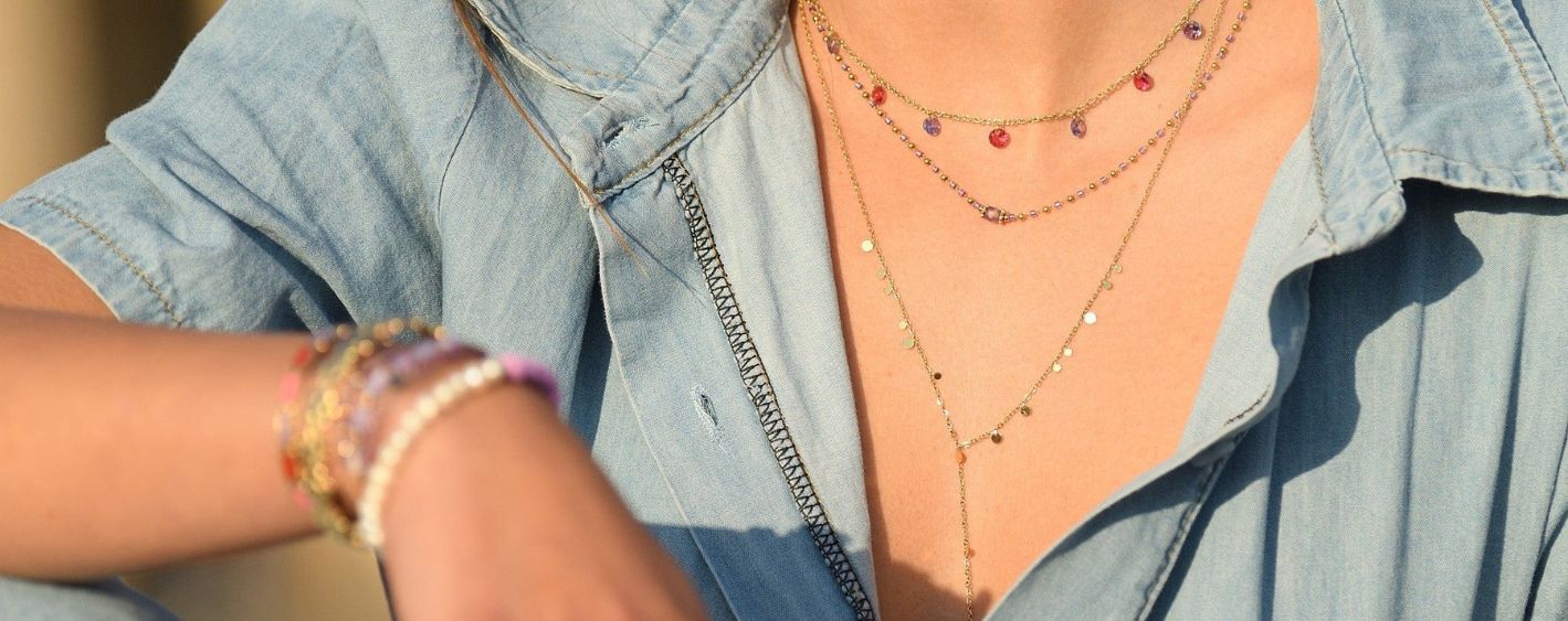 Comment l'accumulation de bijoux est redevenue tendance : Un art de s'exprimer individuellement