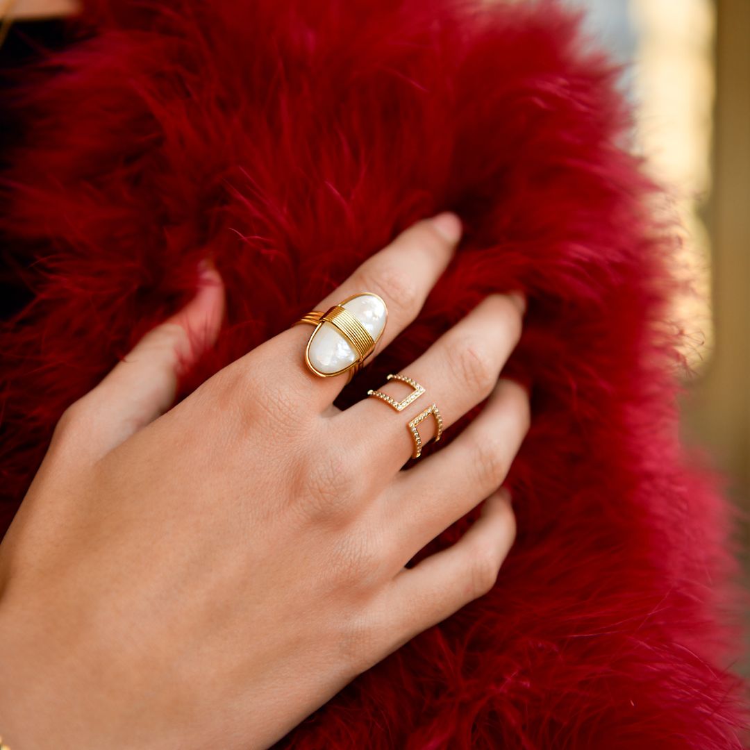 Bague fantaisie large en nacre blanche