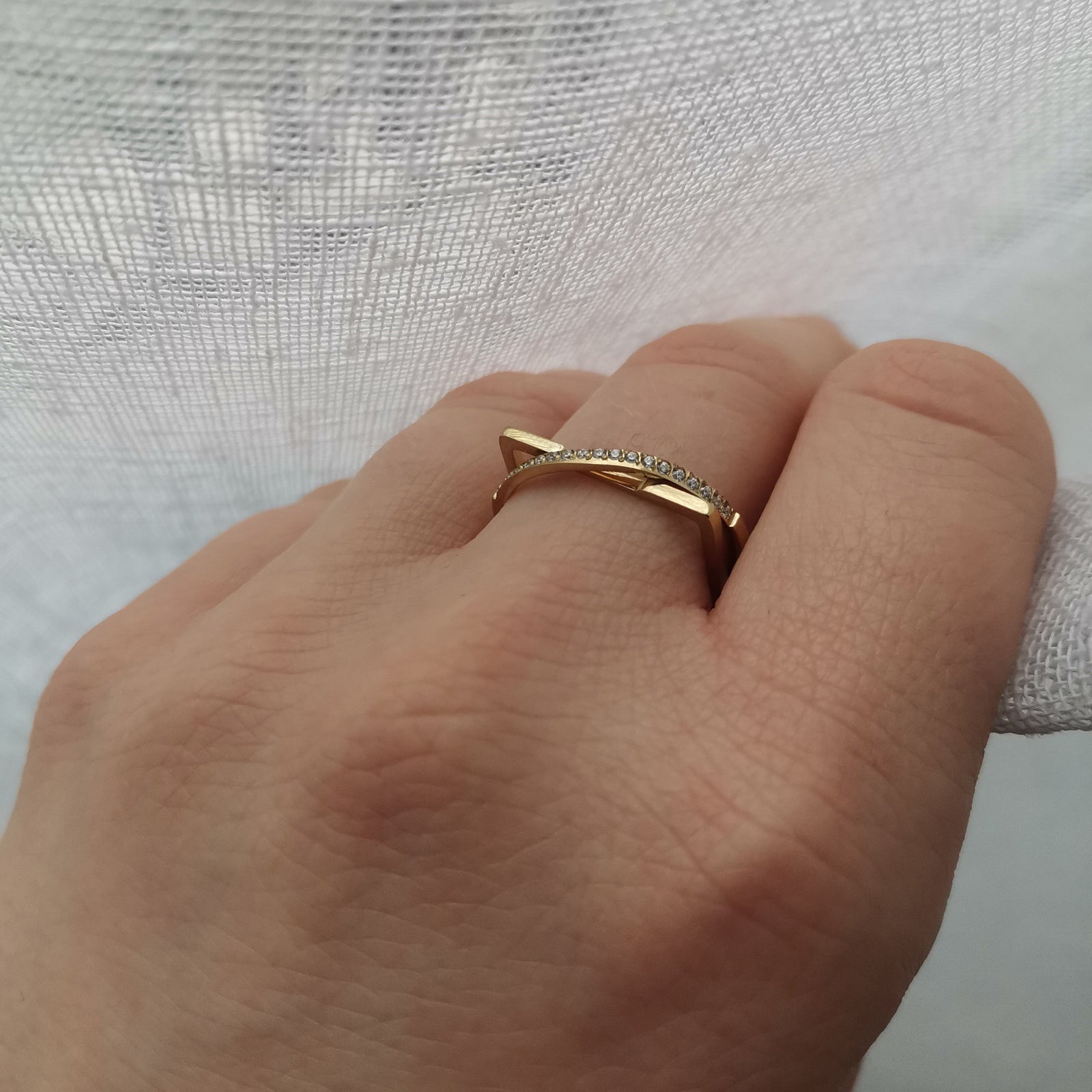 Bague fantaisie fine anneaux carré et rond entrelacés doré