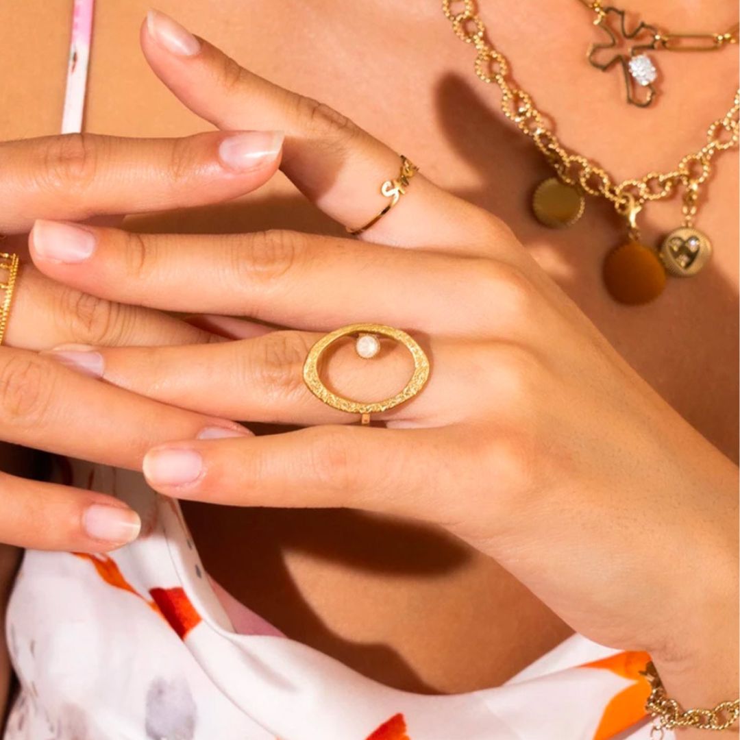 Bague fantaisie opale blanche en acier inoxydable doré