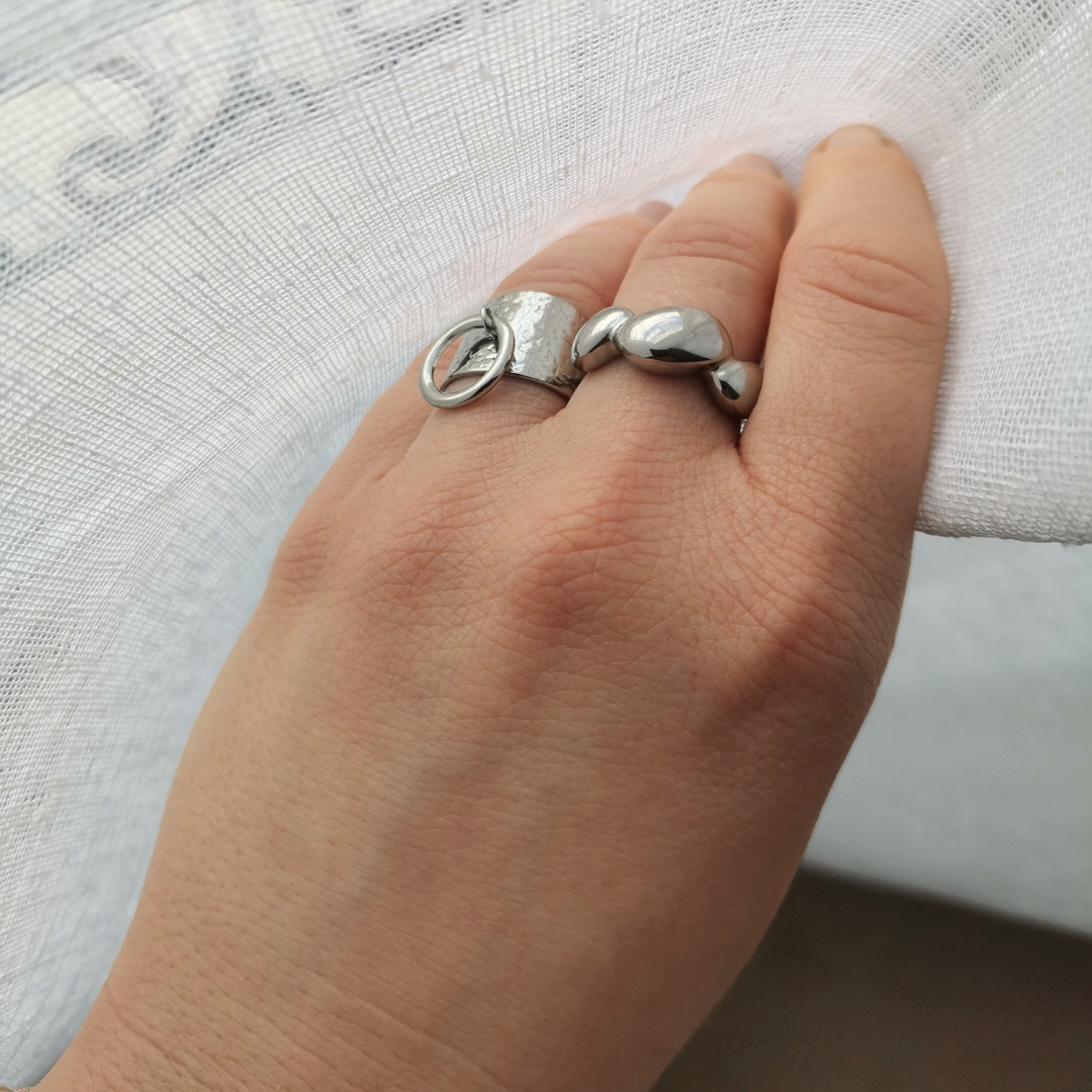 Bague jonc martelée avec breloque anneau en acier inoxydable doré