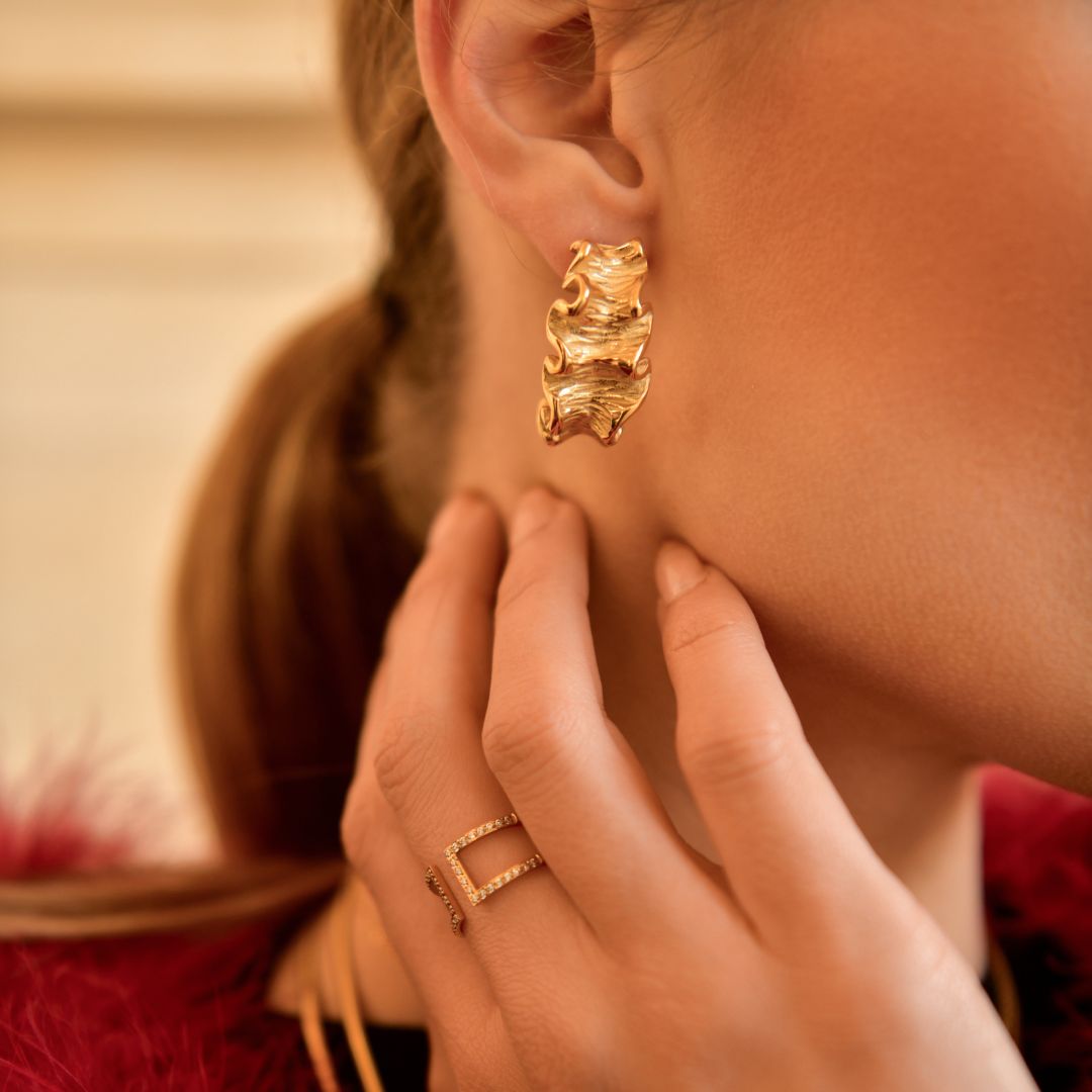 Pendientes de aro originales texturizados en acero dorado - Donna