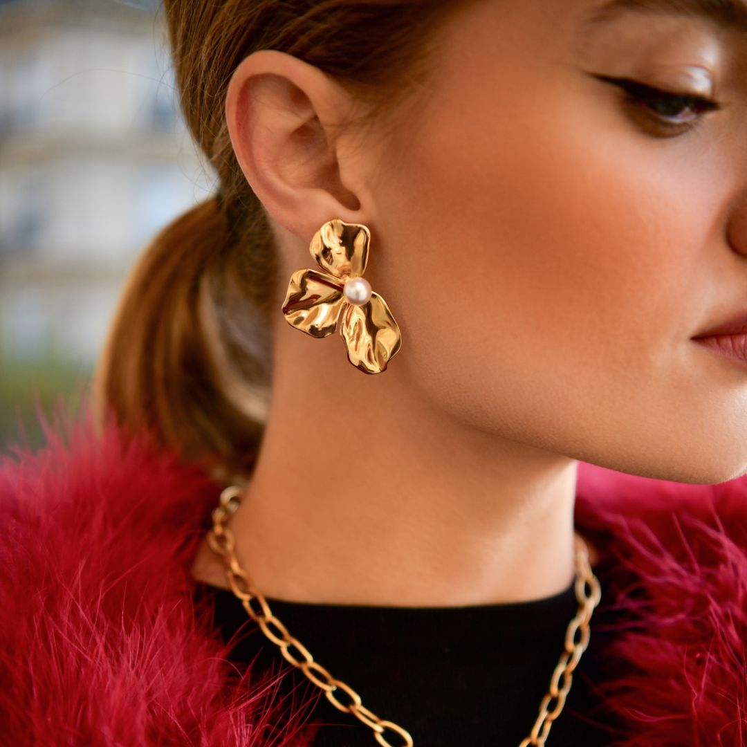 Boucles d'oreilles demi fleur avec perle blanche - Delphine
