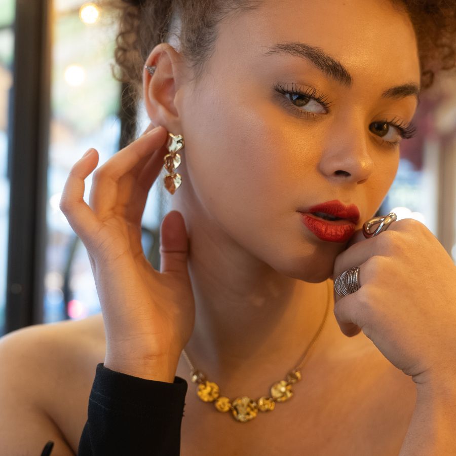 Boucles d&#39;oreilles pendantes coeurs martelés en acier inoxydable doré