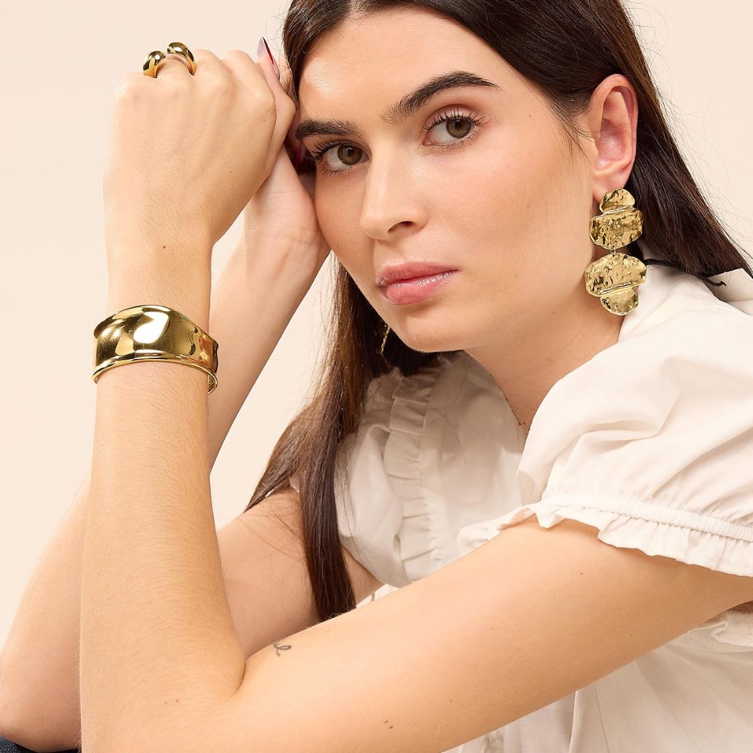 Boucles d&#39;oreilles pendantes originales martelées en acier inoxydable doré - Gwen