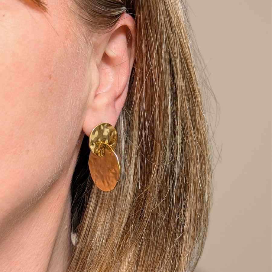 Boucles d'oreilles puces originales martelées en acier inoxydable doré | Justine