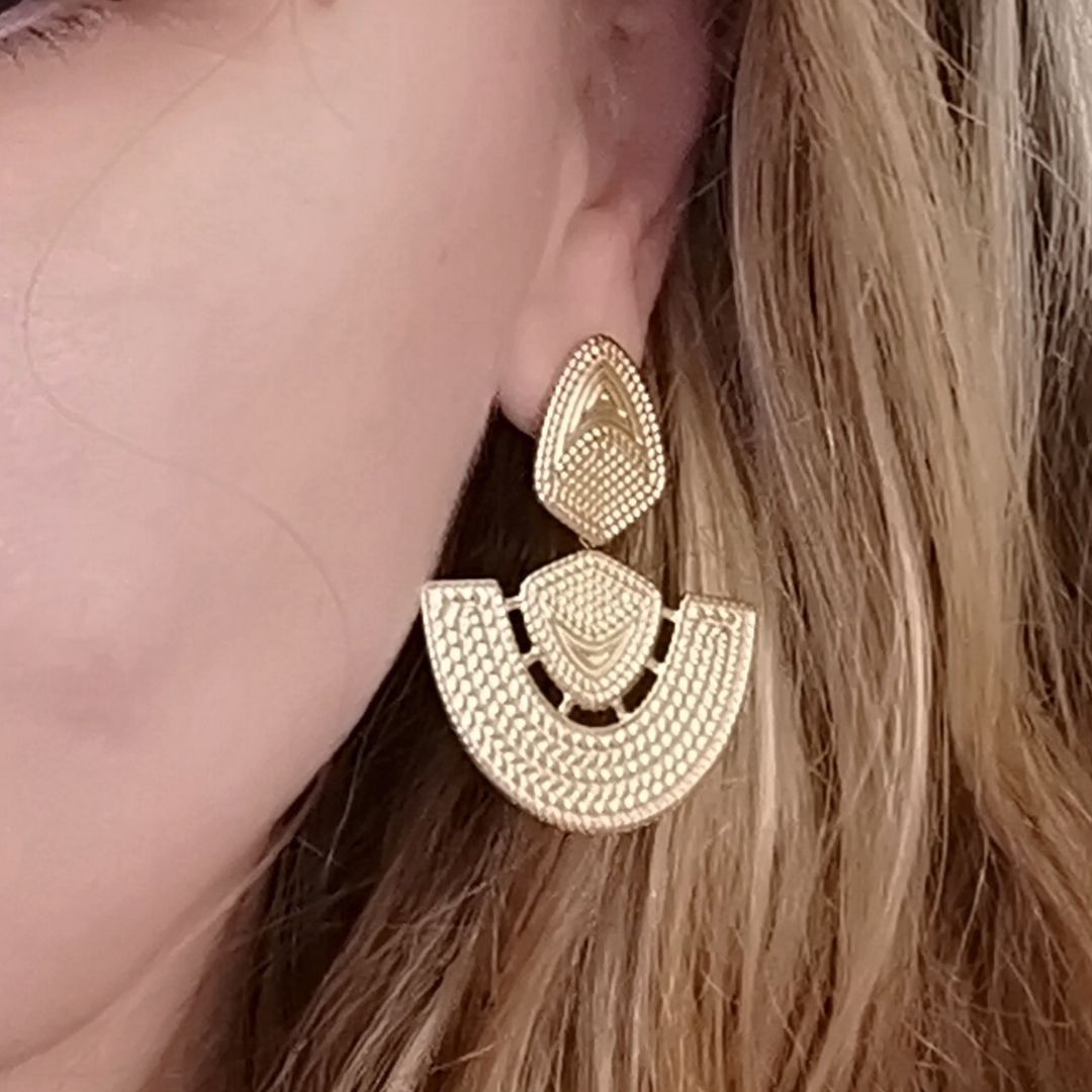 Boucles d&#39;oreilles aztèques en acier inoxydable doré portées