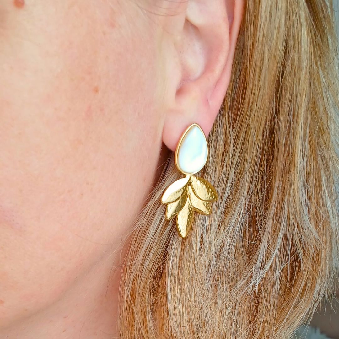 Boucles d'oreilles fantaisie nacre blanche feuille en acier inoxydable doré - Abelia