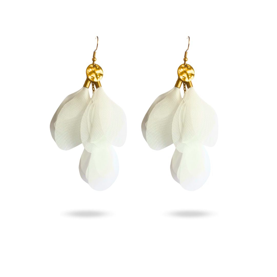 Boucles d'oreilles fantaisie pendantes pétales de tissu blanc