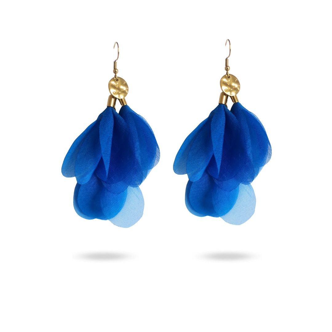 Boucles d'oreilles fantaisie pendantes pétales de tissu bleu