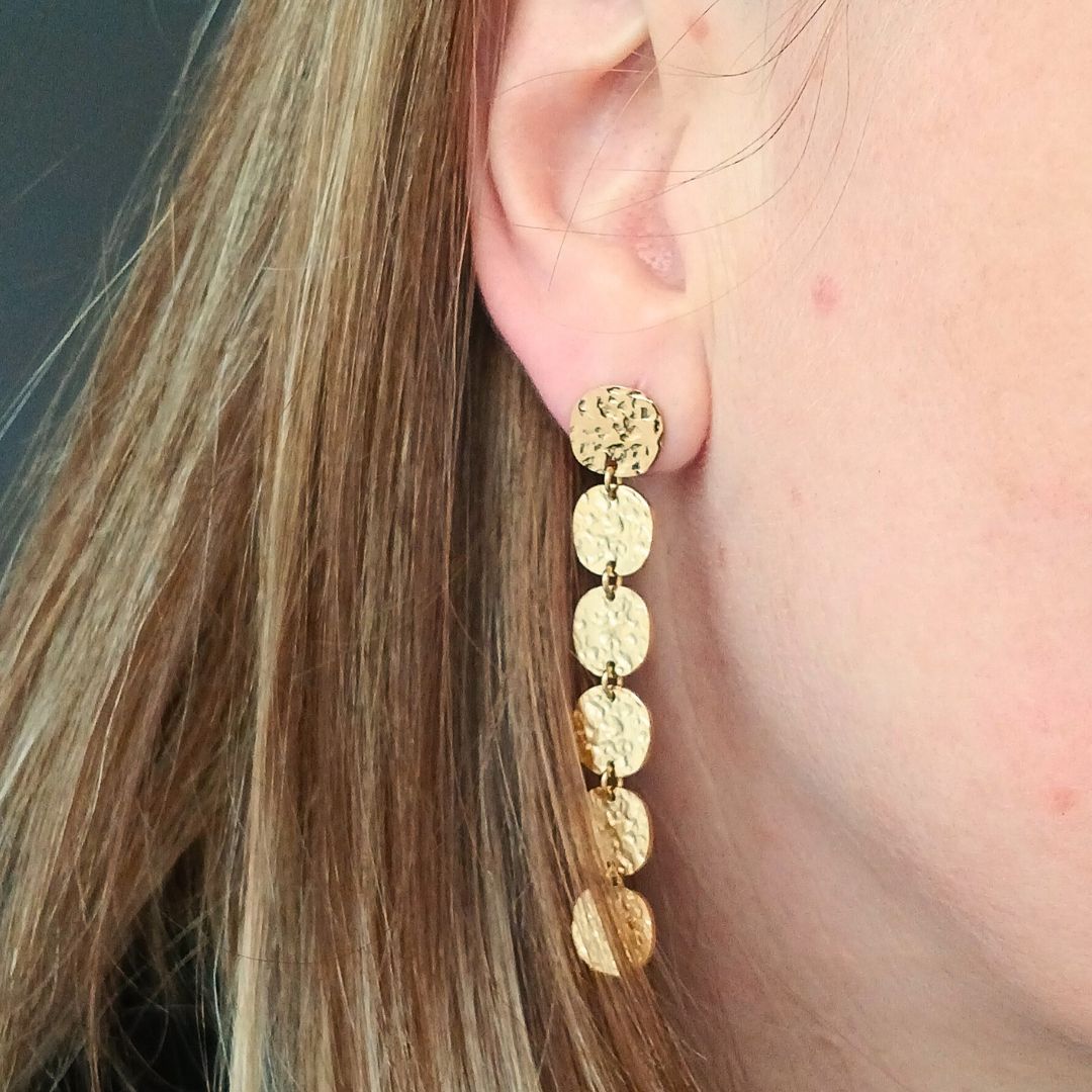 Boucles d&#39;oreilles pendantes dorées anneaux martelés - Eleona