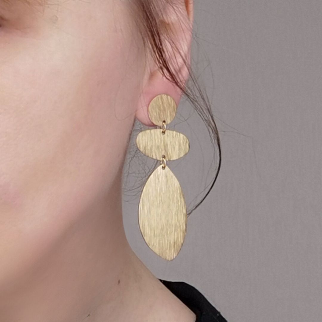 Boucles d'oreilles originales avec trois formes géométriques différentes en acier inoxydable doré texturé