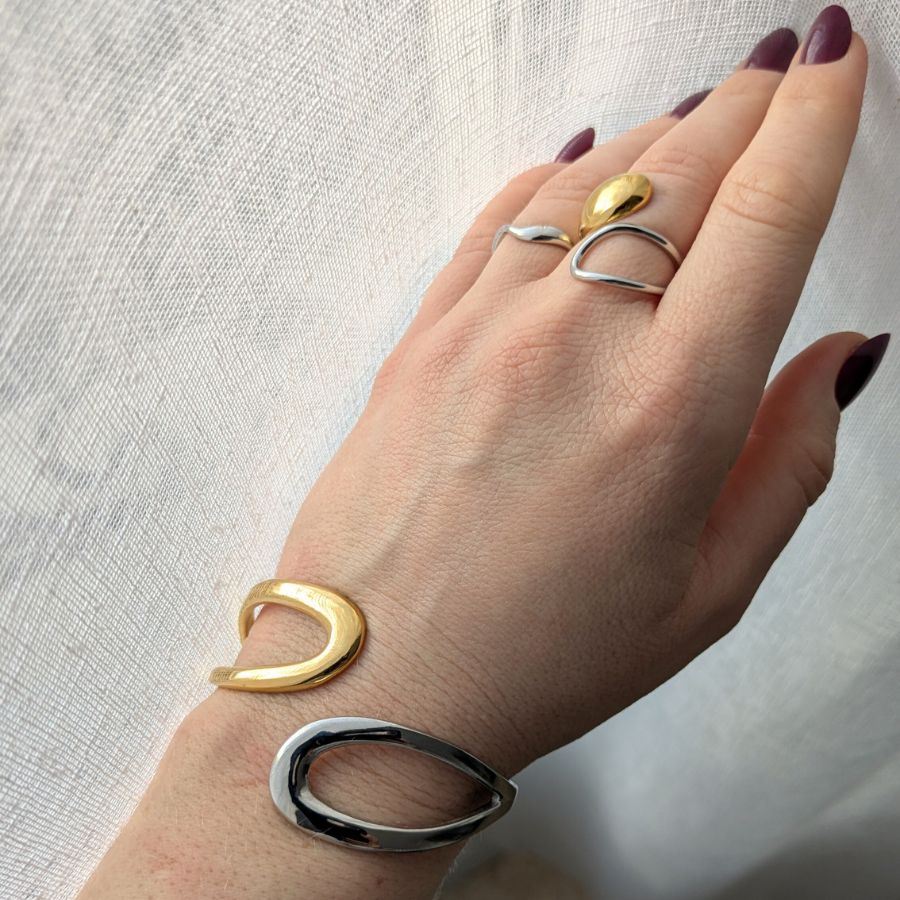 Bracelet jonc ouvert goutte d&#39;eau en acier inoxydable bicolore | Mina