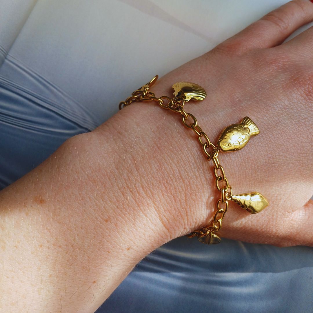bracelet fantaisie breloques coquillages et étoile de mer en acier inoxydable doré
