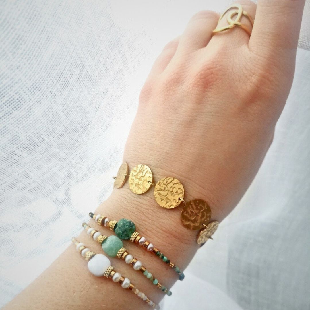 bracelet turquoise africaine et perles dorées