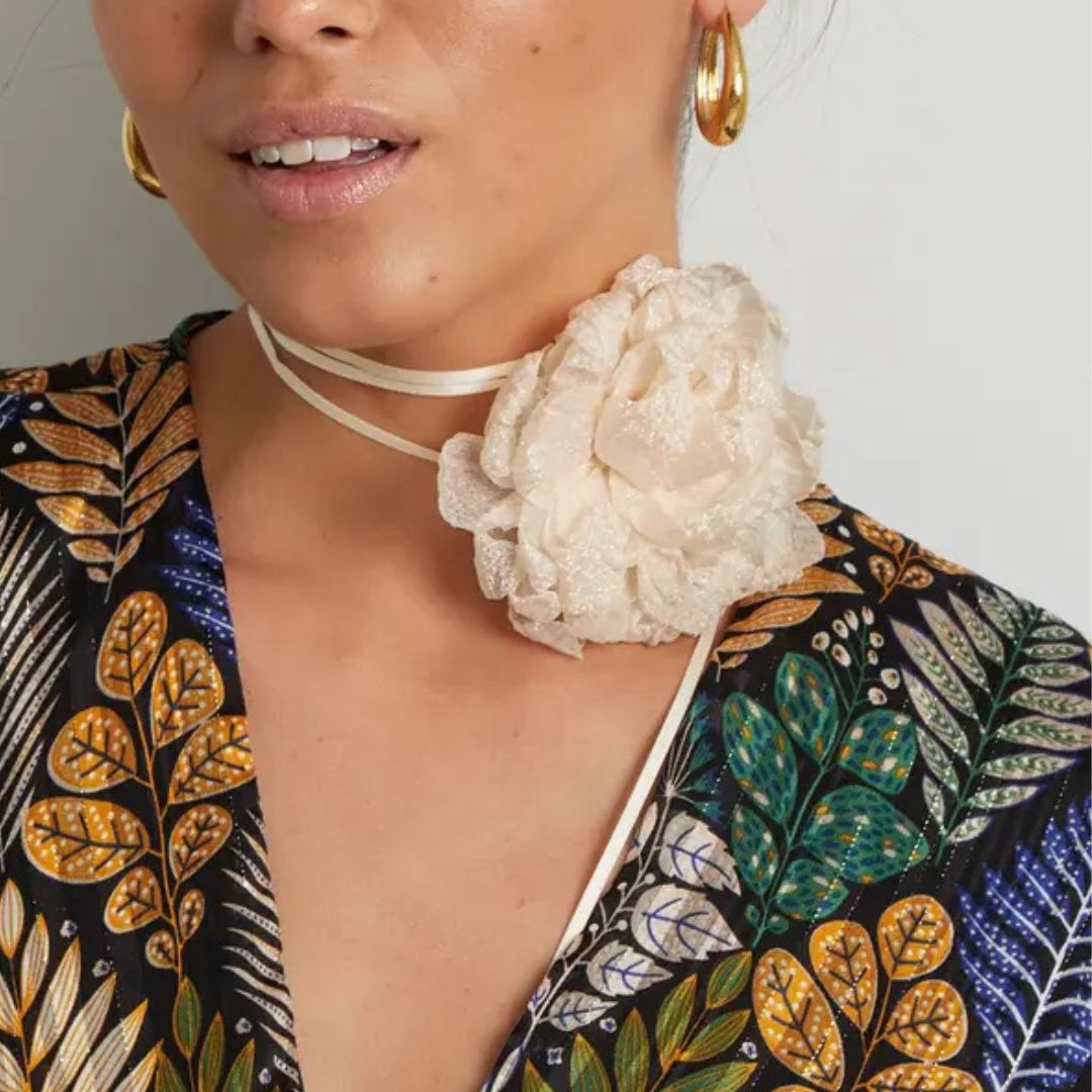 Collier raz de cou fleur en tissu beige