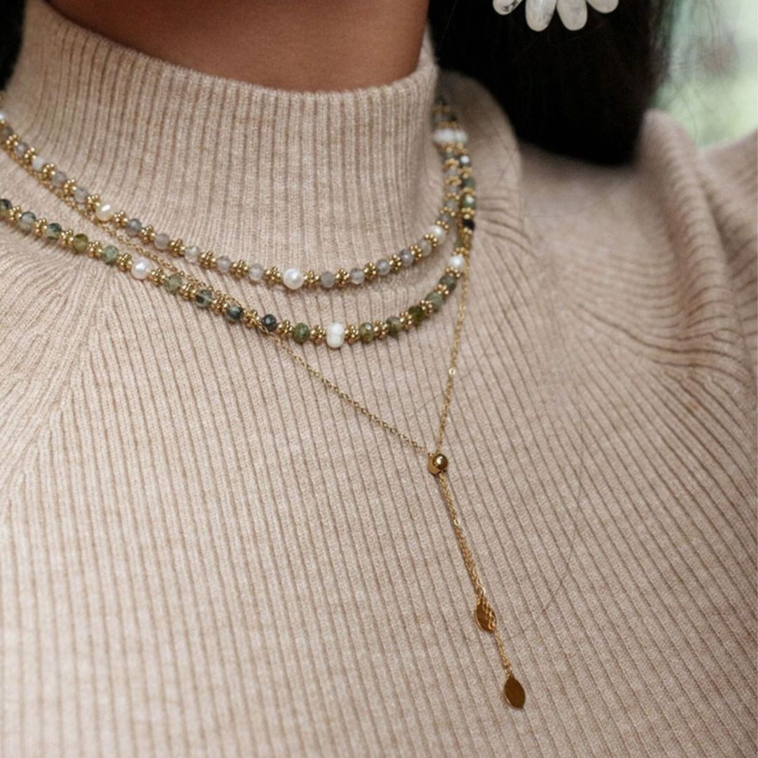 Collar elegante con nudo corredizo y borlas ovaladas, acero inoxidable plateado