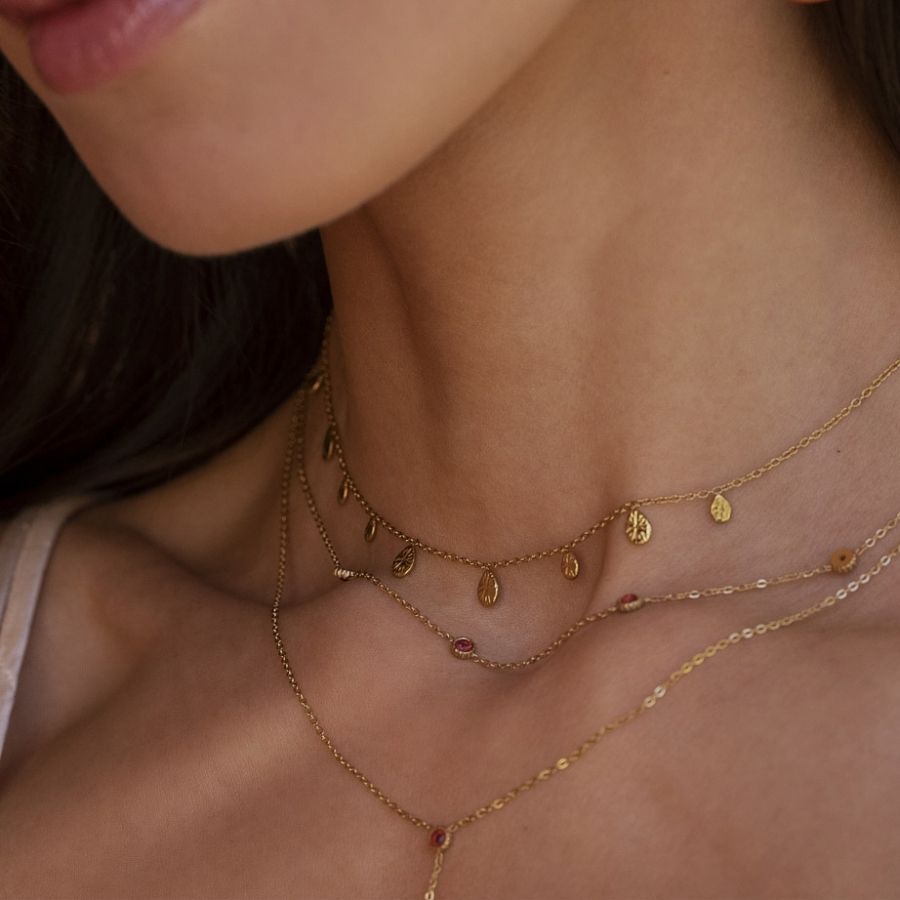 Collier ras de cou mini gouttes d'eau texturées en acier inoxydable doré