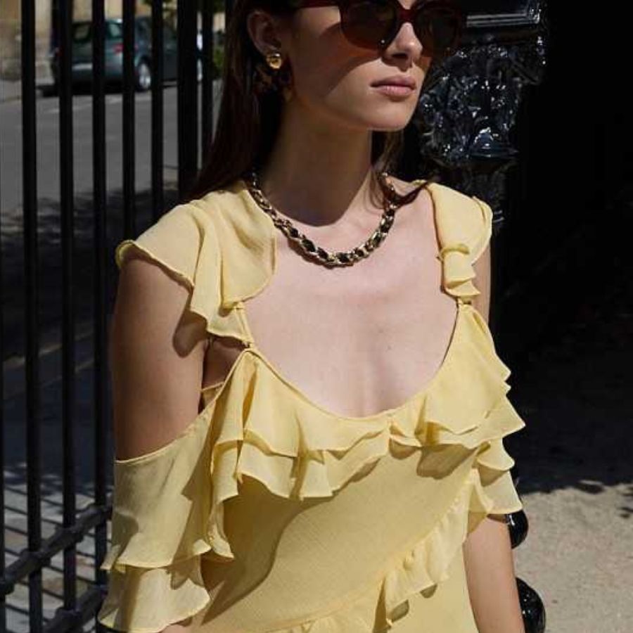 Modèle portant un collier de 45 cm en acier inoxydable doré avec mailles dorées avec tissu motif léopard entrelacé dans les mailles