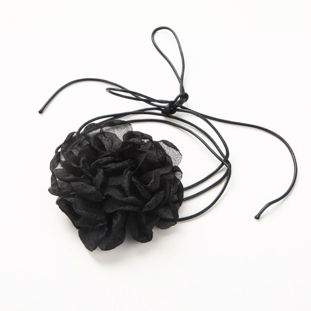 Collier raz de cou fleur en tissu noir