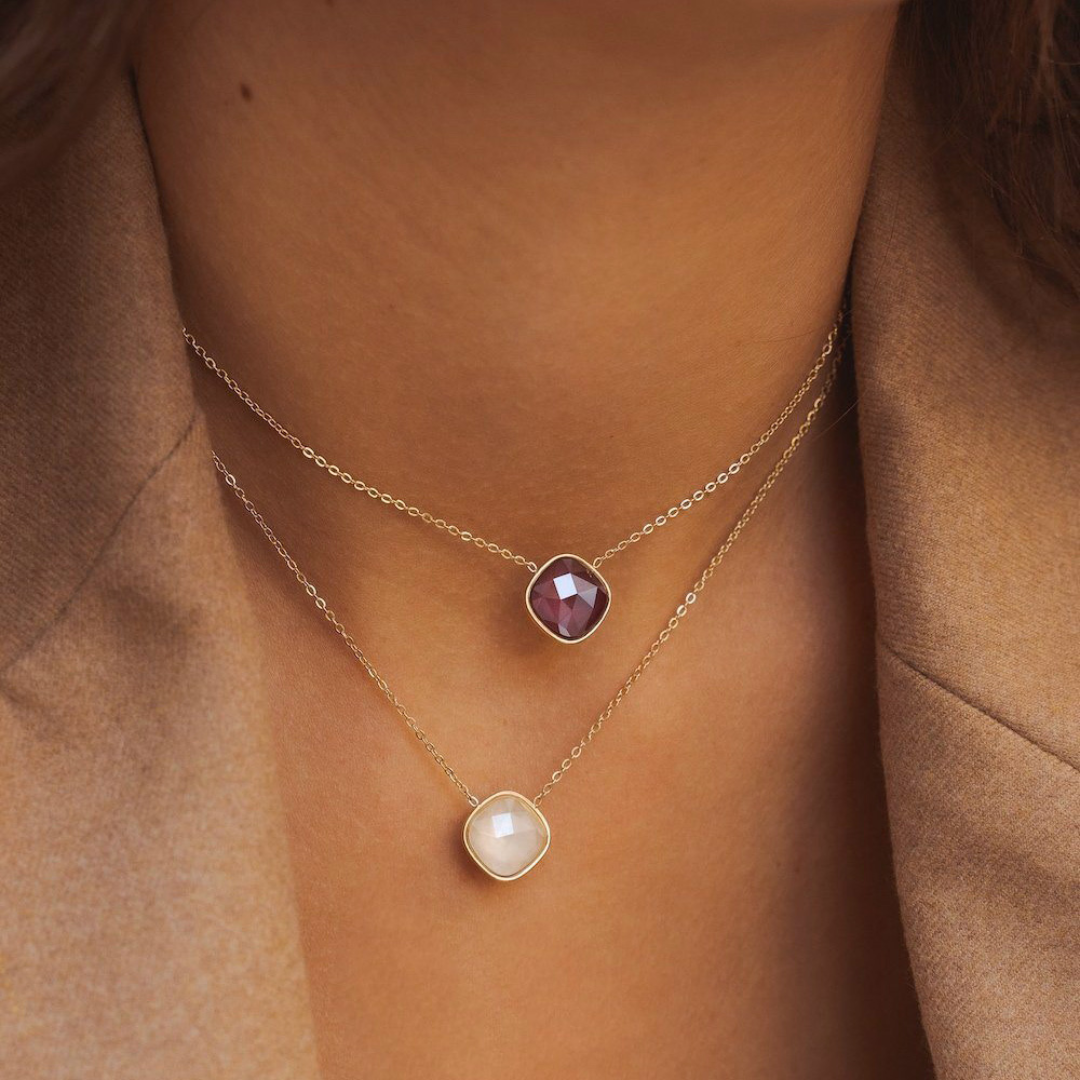 Collier fantaisie pendentif cristal violet