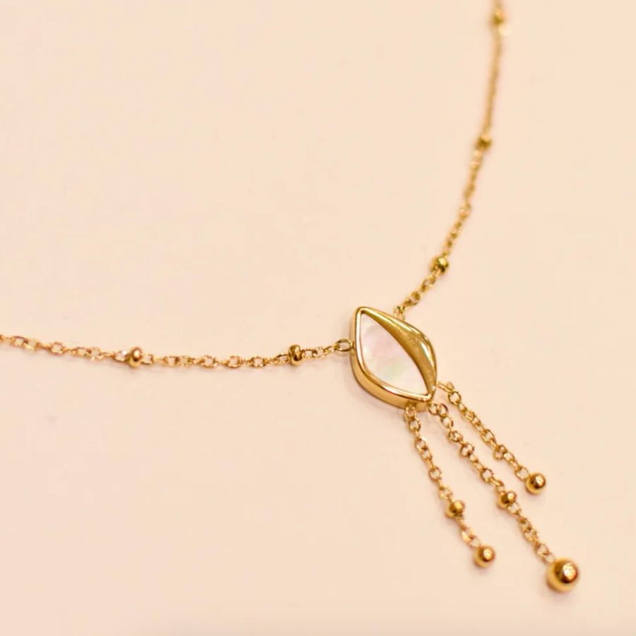 Collier ras de cou en acier inoxydable doré avec pendentif nacre blanche sur chaîne avec boules en acier doré