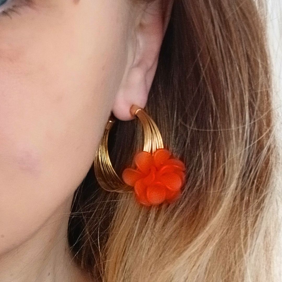 Créoles fantaisie originales multi anneaux avec fleur acrylique rose