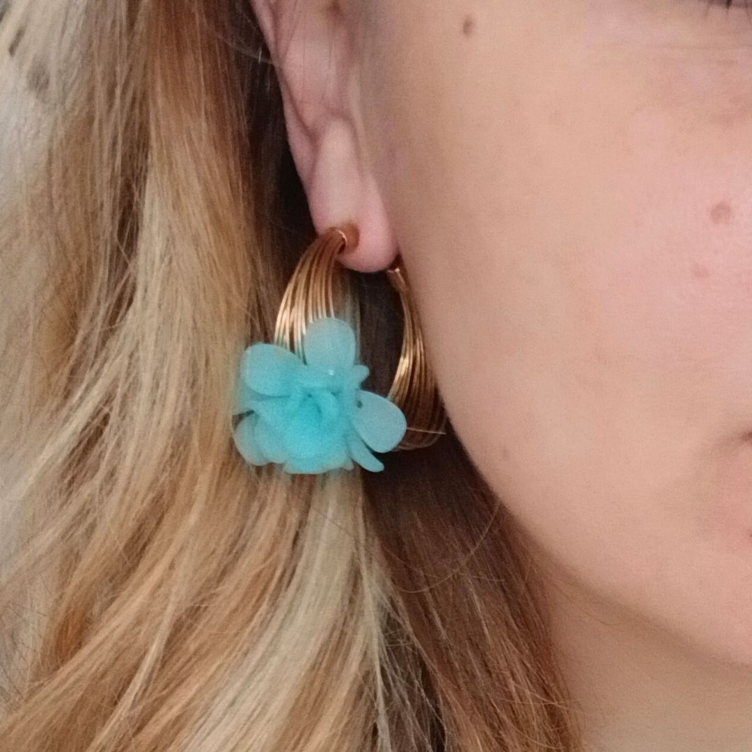 Créoles fantaisie originales multi anneaux avec fleur acrylique blanche