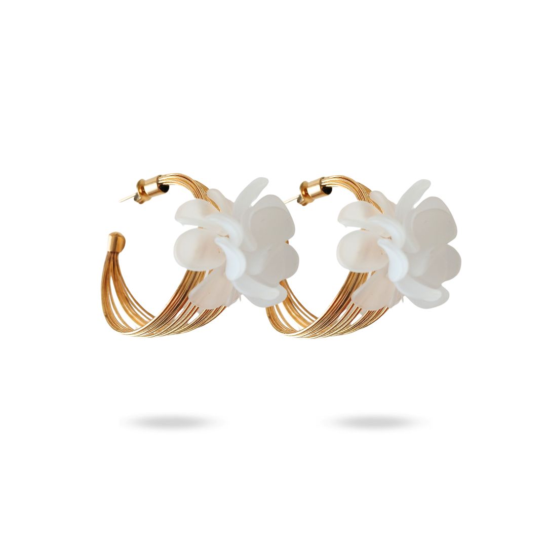 Créoles fantaisie originales multi anneaux avec fleur acrylique blanche