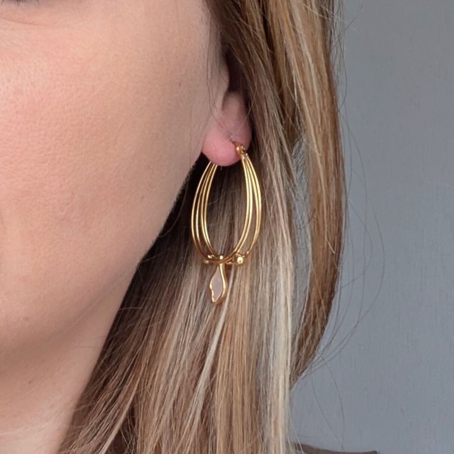 créoles originales en acier inoxydable doré avec perle de nacre blanche