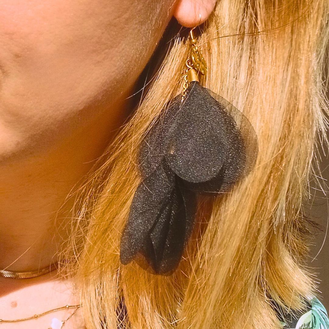 Boucles d'oreilles fantaisie pendantes pétales de tissu noir