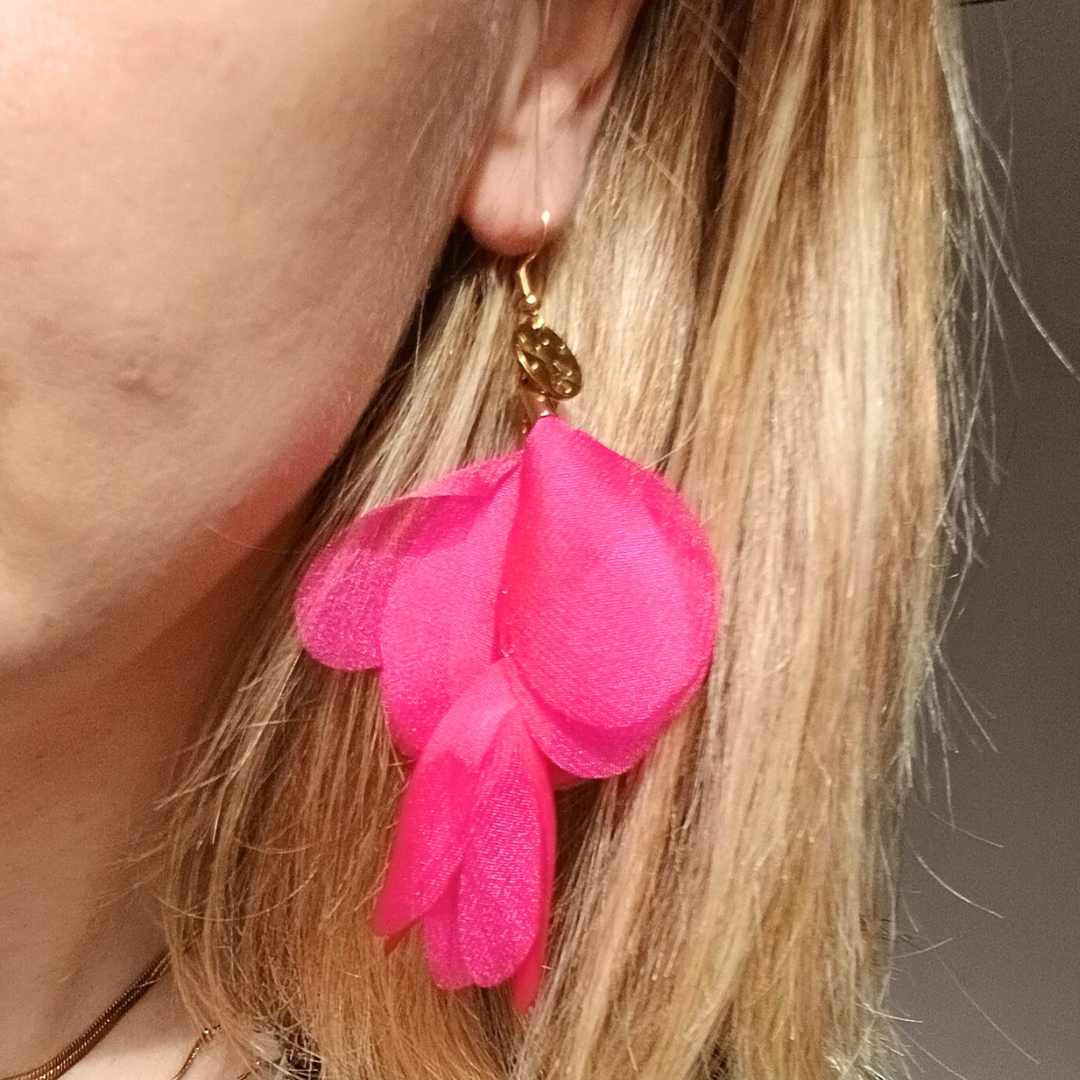 Boucles d'oreilles fantaisie pendantes pétales de tissu fuschia